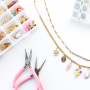 Cr&eacute;er un collier funky avec des breloques en m&eacute;tal avec &eacute;mail