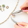 Cr&eacute;er un collier funky avec des breloques en m&eacute;tal avec &eacute;mail