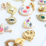 Cr&eacute;er un collier funky avec des breloques en m&eacute;tal avec &eacute;mail
