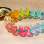 Inspiration pour des bijoux color&eacute;s et enjou&eacute;s avec des perles en r&eacute;sine