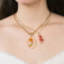 Cr&eacute;er des bijoux classiques avec des breloques aux fleurs s&eacute;ch&eacute;es
