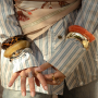 Bracelets joncs & broches : les accessoires incontournables de cette saison