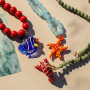Cr&eacute;ez des colliers color&eacute;s avec des breloques en verre