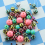 Cr&eacute;ez des bijoux color&eacute;s avec des perles acryliques DQ &agrave; rayures