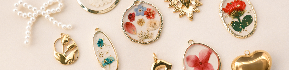 Nouvelles breloques classiques avec fleurs séchées Nouvelles breloques classiques avec fleurs séchées